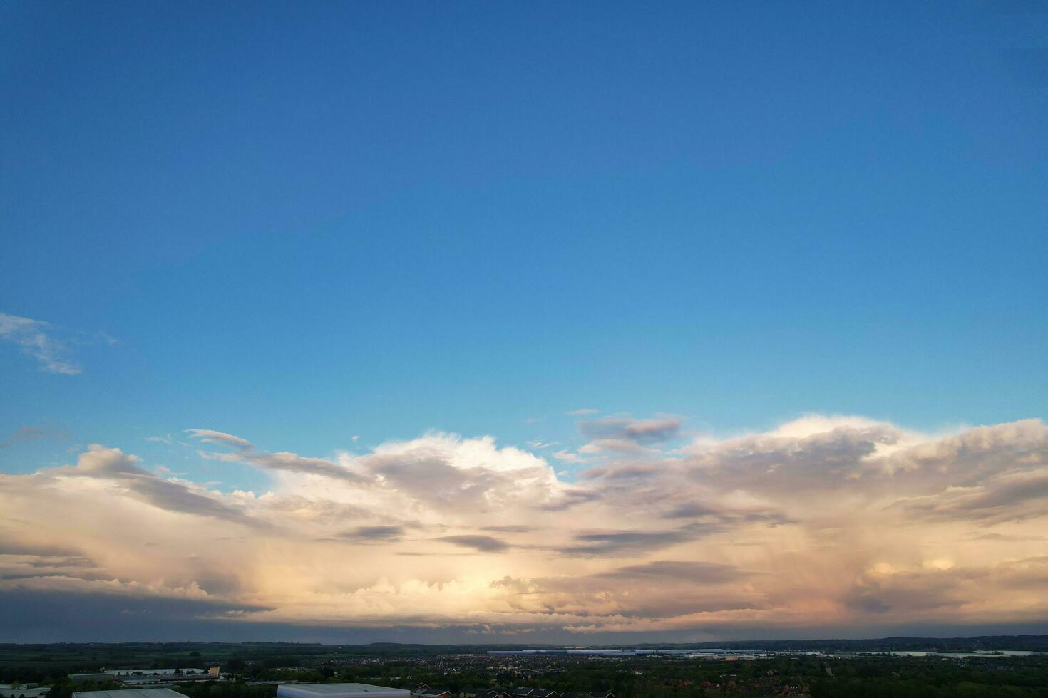 magnifique des nuages plus de luton ville pendant coucher de soleil, Angleterre Royaume-Uni. mai 11ème, 2023 photo