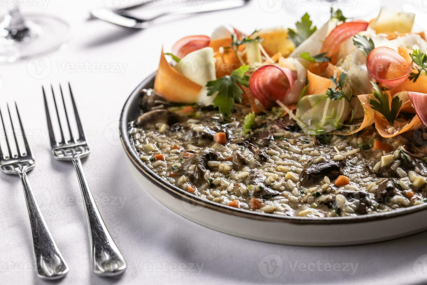 champignon Risotto avec racine des légumes suivant à fourches sur une blanc ensemble table photo