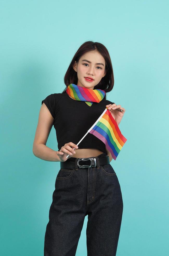 fille lgbtq et drapeau de la fierté. fille lesbienne sexy et drapeau lgbtq debout. photo
