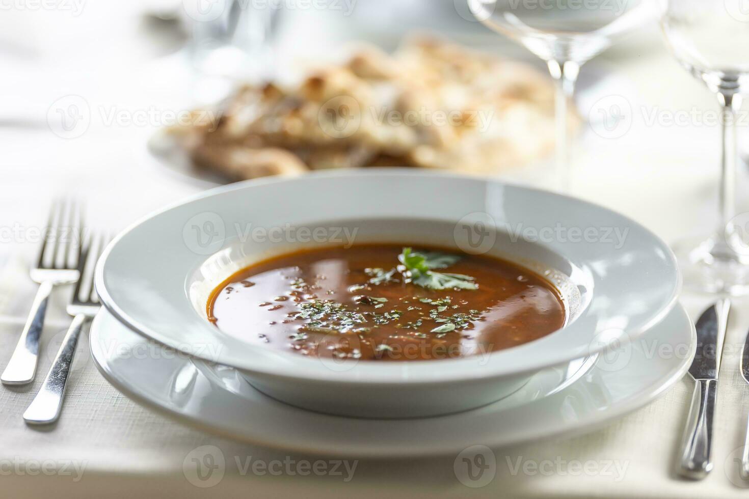 assiette de italien soupe de légumes avec pâtes soupe avec une fantaisie portion dans une restaurant photo