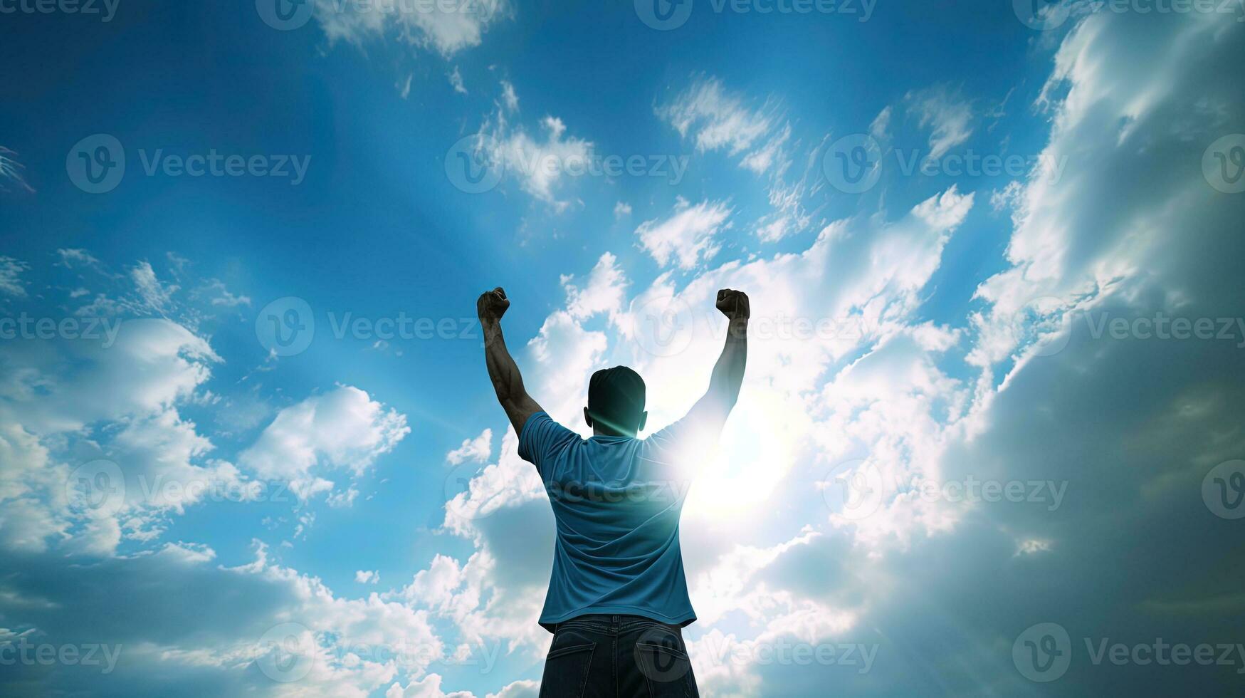 réussite homme silhouette contre bleu ciel et blanc des nuages photo