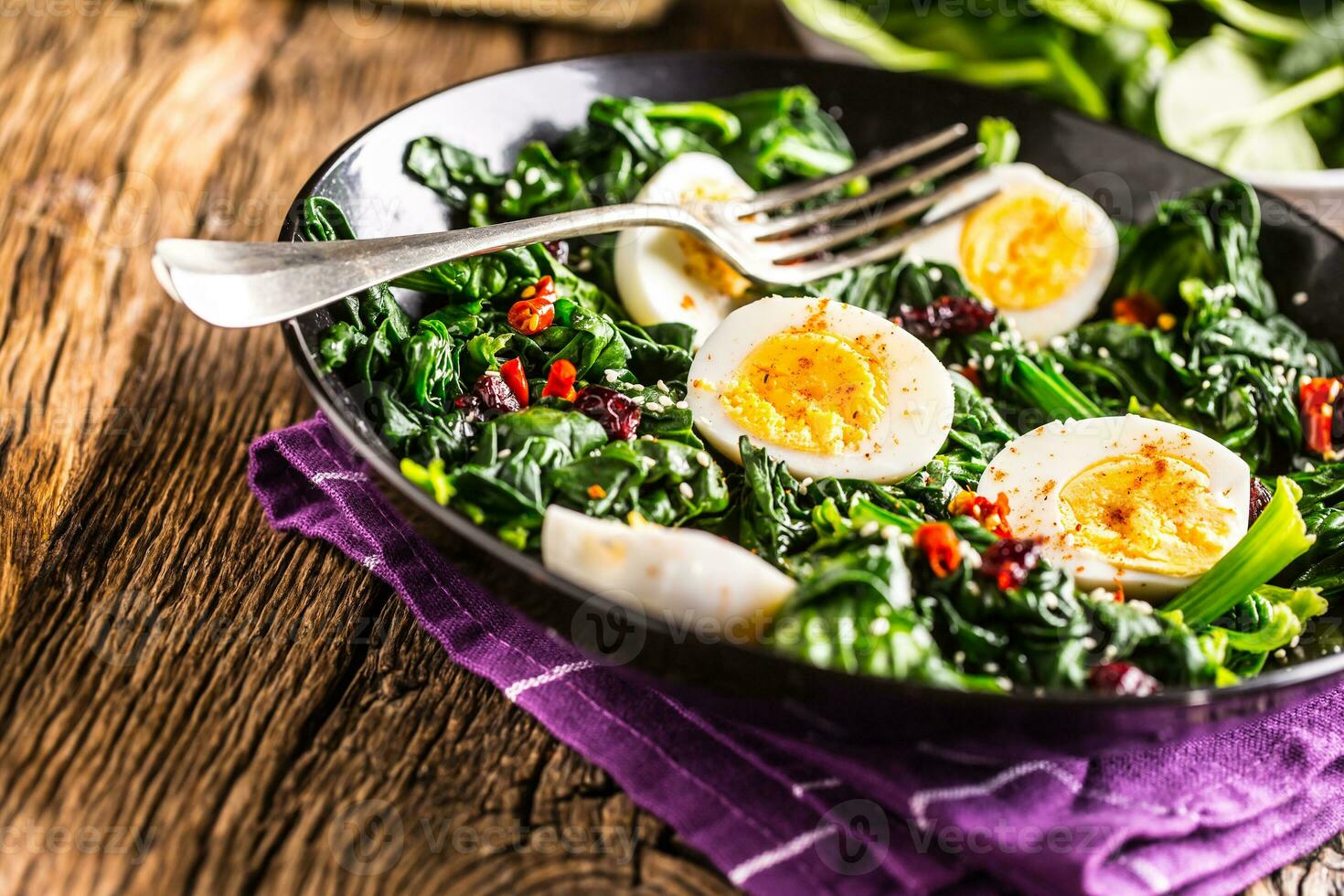 épinard salade. Frais épinard salade avec des œufs le Chili poivre et sucré canneberges. photo