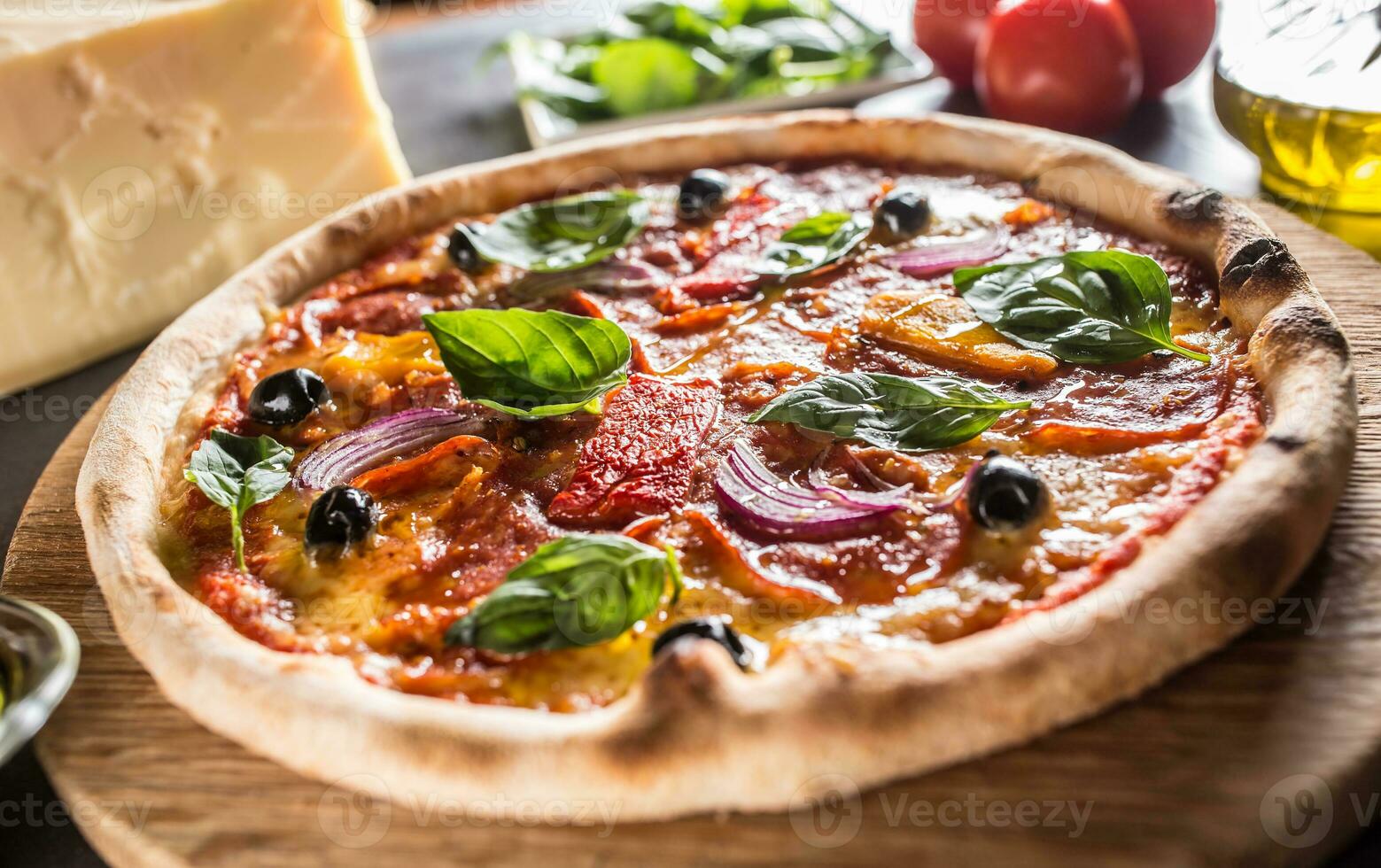 Pizza diavolo traditionnel italien repas de épicé salami peperoni le Chili oignon Olives et basilic photo