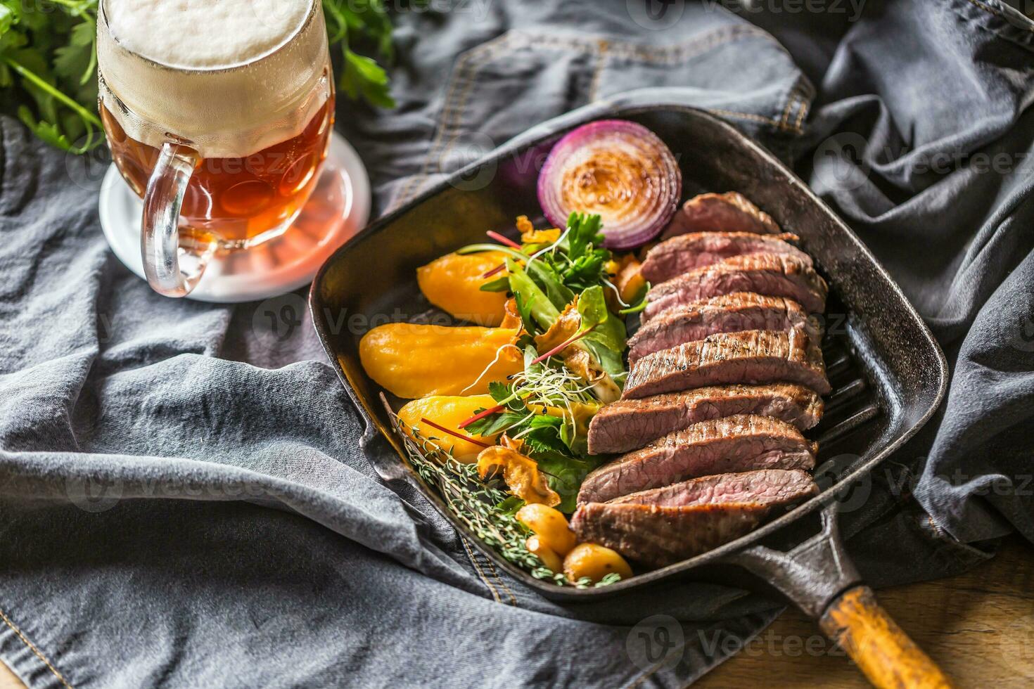 du boeuf flanc steak dans gril la poêle avec batata purée Ail herbe décoration et Brouillon Bière photo