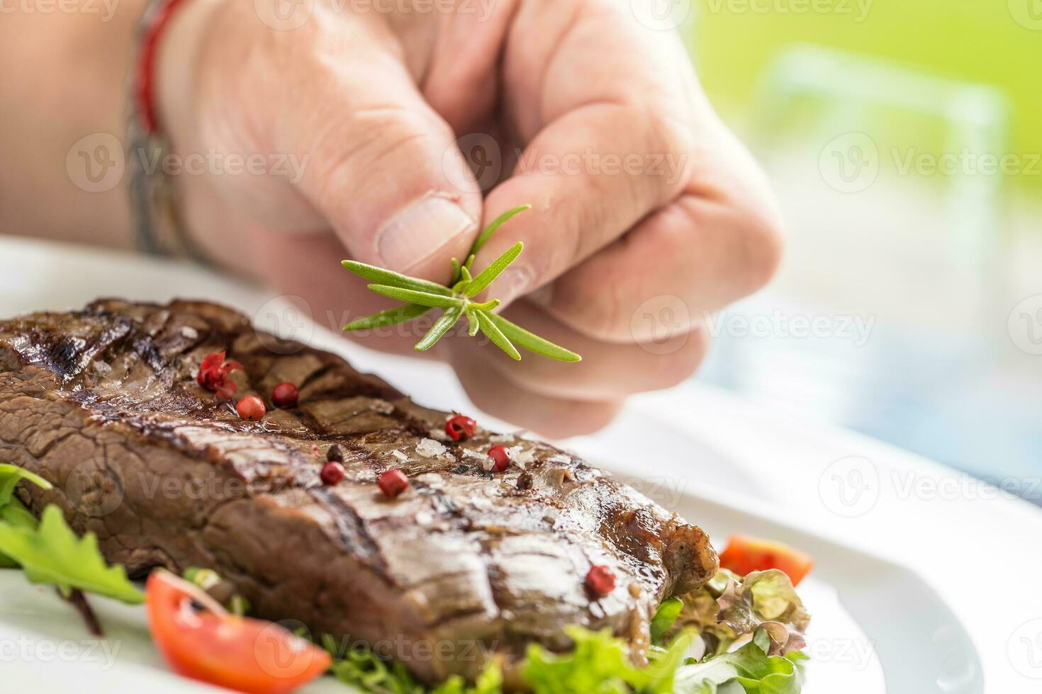 chef préparé du boeuf flanc steak avec légume décoration. photo