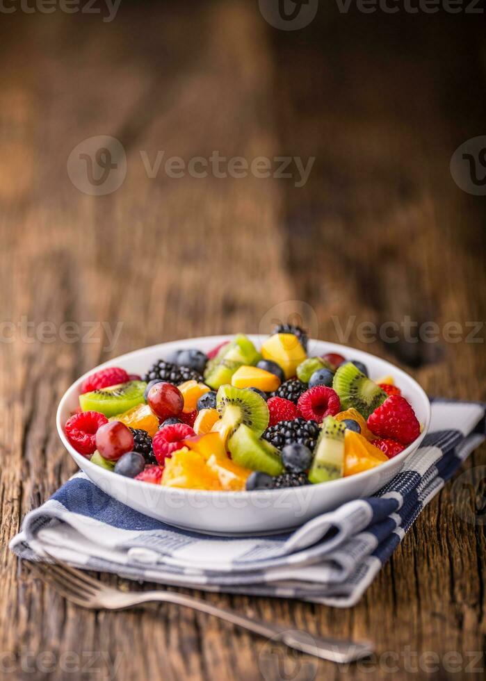 fruit Frais mixte tropical fruit salade. bol de en bonne santé Frais fruit salade - décédés et aptitude concept. photo