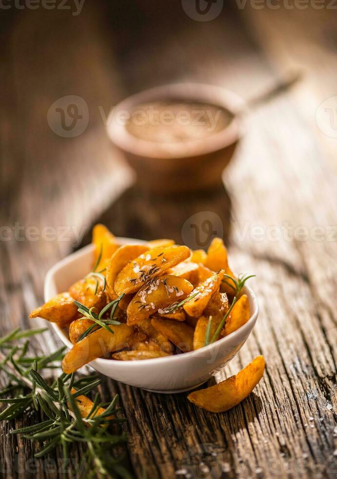 patates. rôti américain patates avec Romarin sel et cumin photo