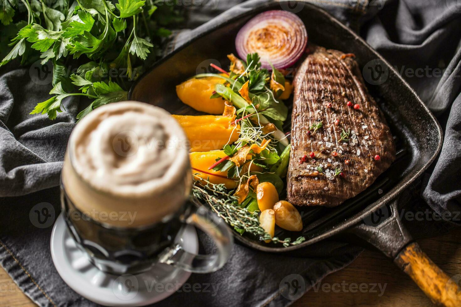 du boeuf flanc steak dans gril la poêle avec batata purée Ail herbe décoration et Brouillon Bière photo