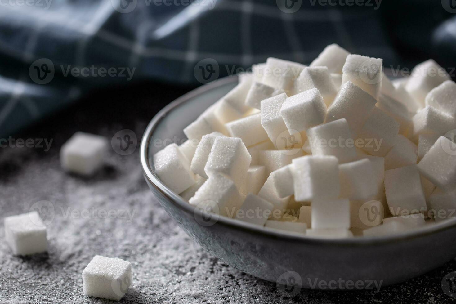 blanc sucre cubes dans une bleu bol sur le table photo