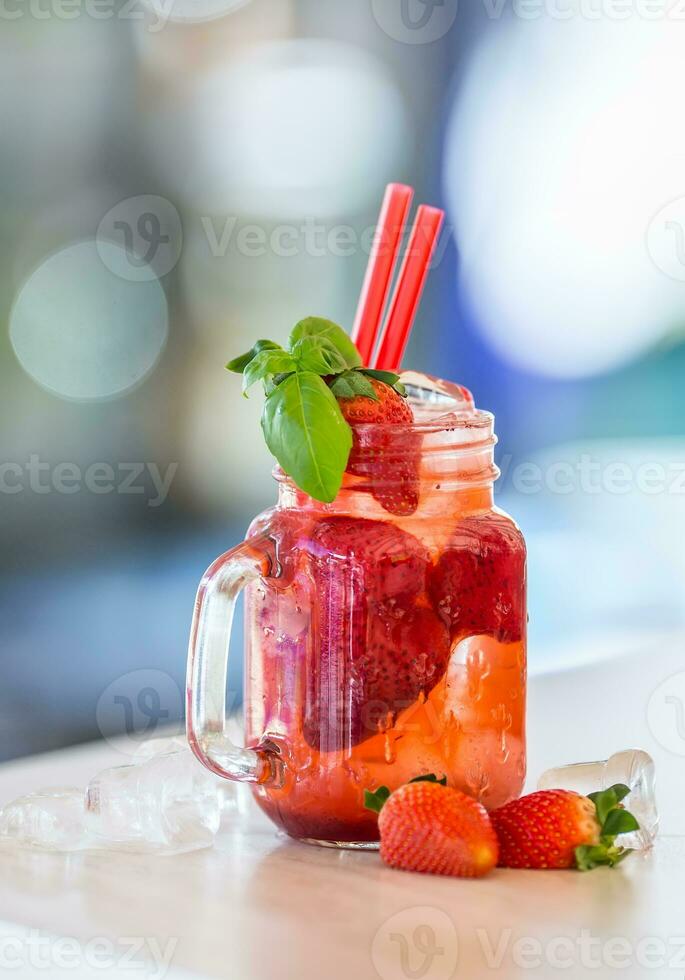 fraise non alcoolique limonade avec basilic et la glace cubes photo