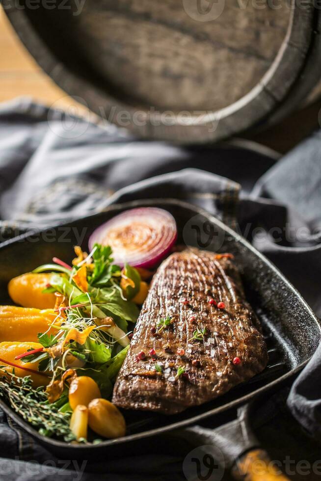 du boeuf flanc steak dans gril la poêle avec batata purée Ail et herbe décoration photo