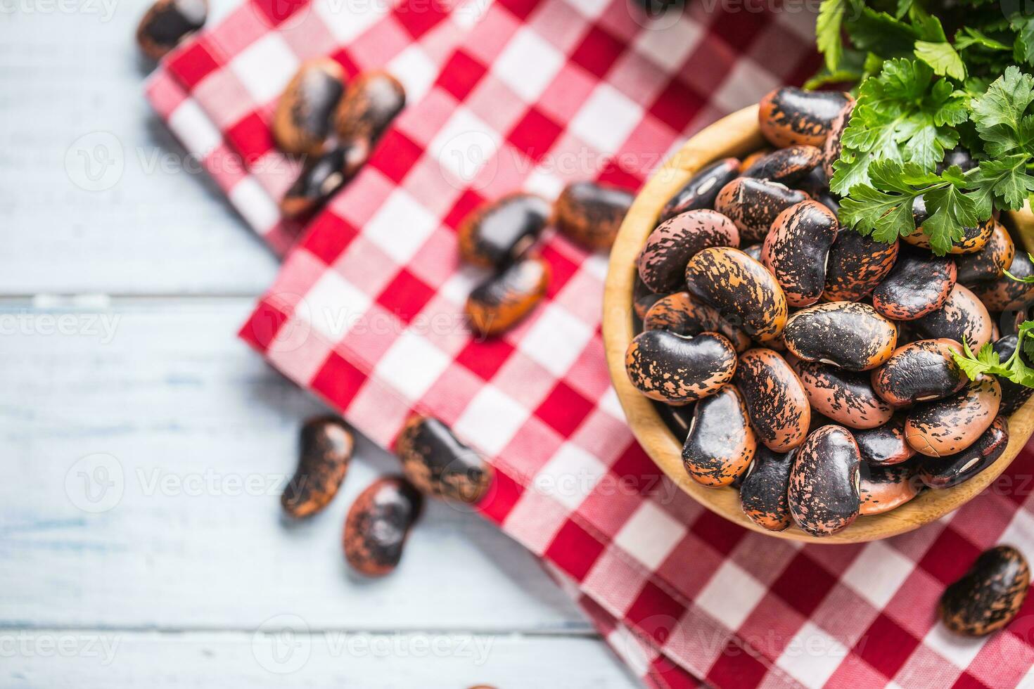 non cuit des haricots dans en bois quilles avec persil herbes sur cuisine table photo