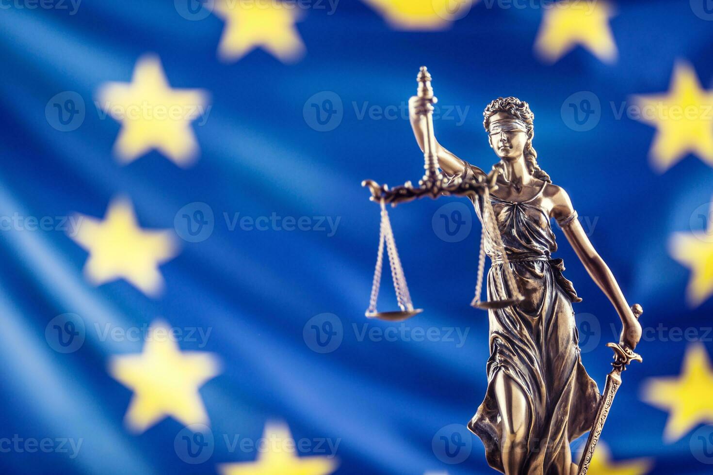 Dame Justice et européen syndicat drapeau. symbole de loi et Justice avec UE drapeau photo