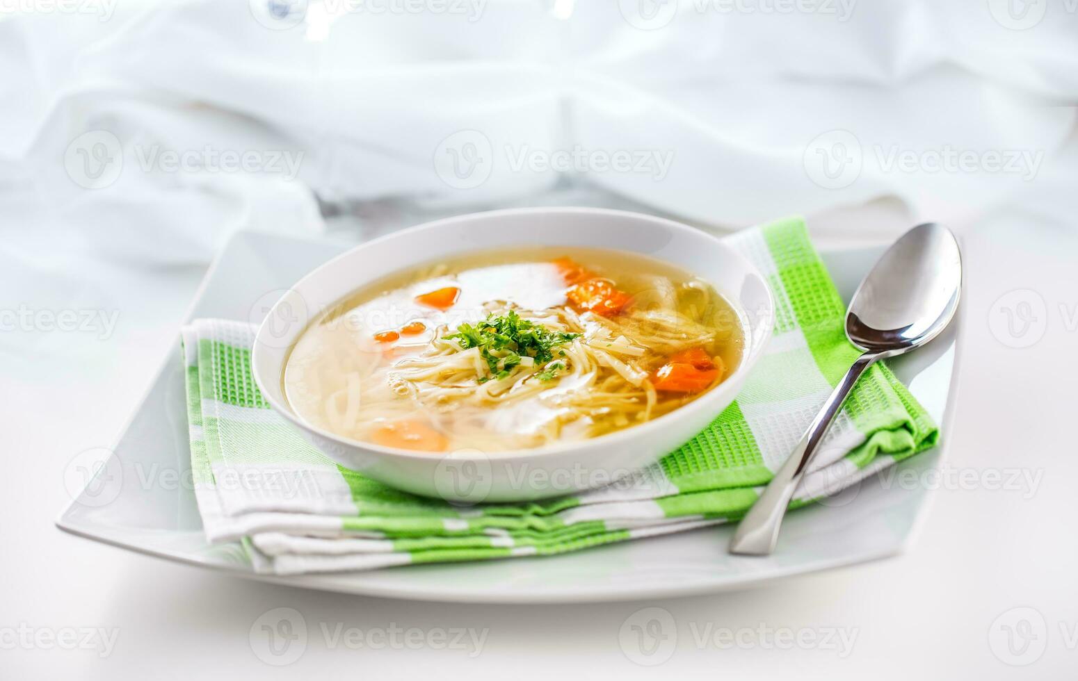 le déjeuner réglage table avec poulet ou du boeuf soupe avec nouilles carotte et herbes photo