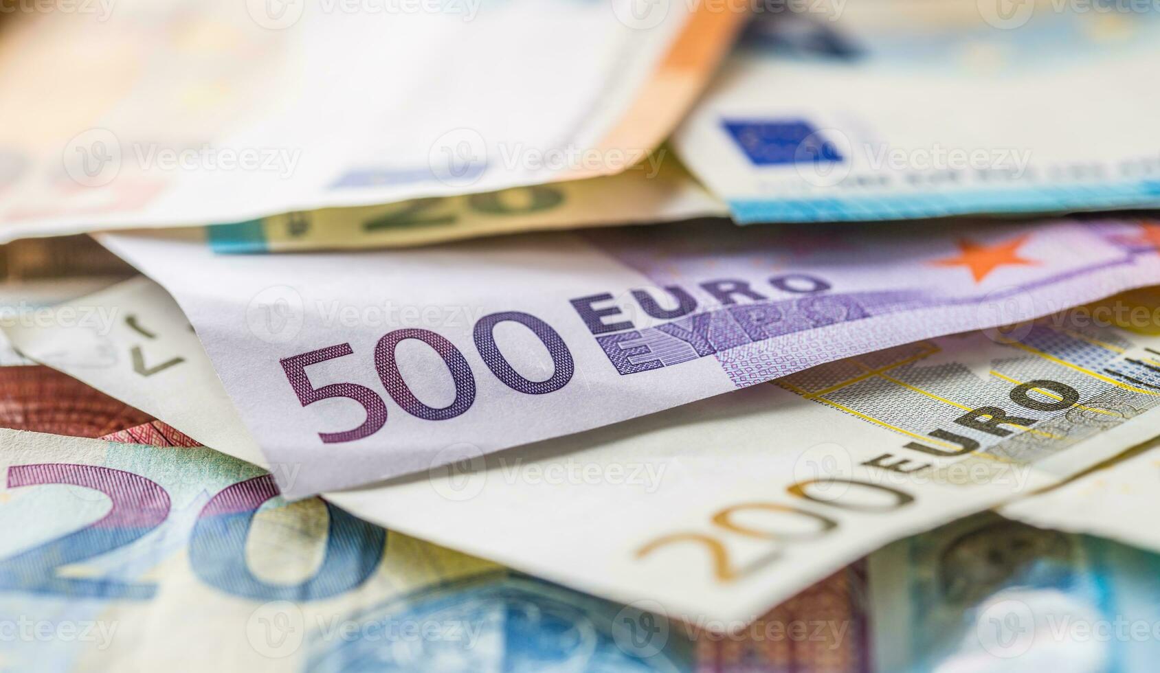 euro billets de banque dans détail sur le pile de autre nominal billets de banque photo