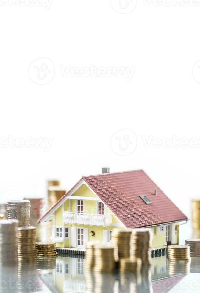 modèle famille maison avec pièces de monnaie comme banque ou Assurance concept photo