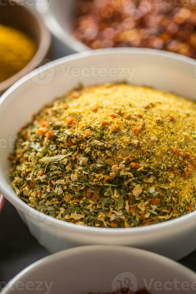 Végéta et variété épices et herbes dans boules. sec légume avec sel et herbes photo