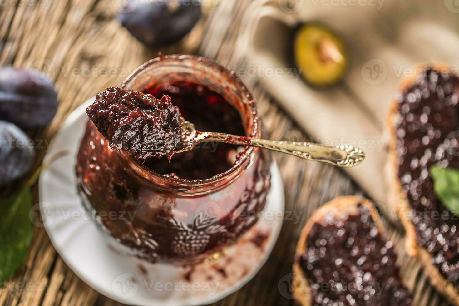 petit déjeuner de fait maison prune confiture pain et mûr prunes. photo