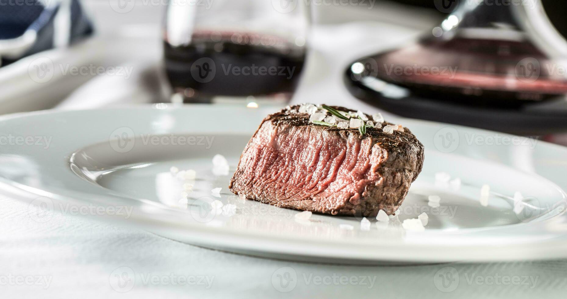 du boeuf filet steak sur blanc assiette et rouge du vin dans pub ou restaurant photo