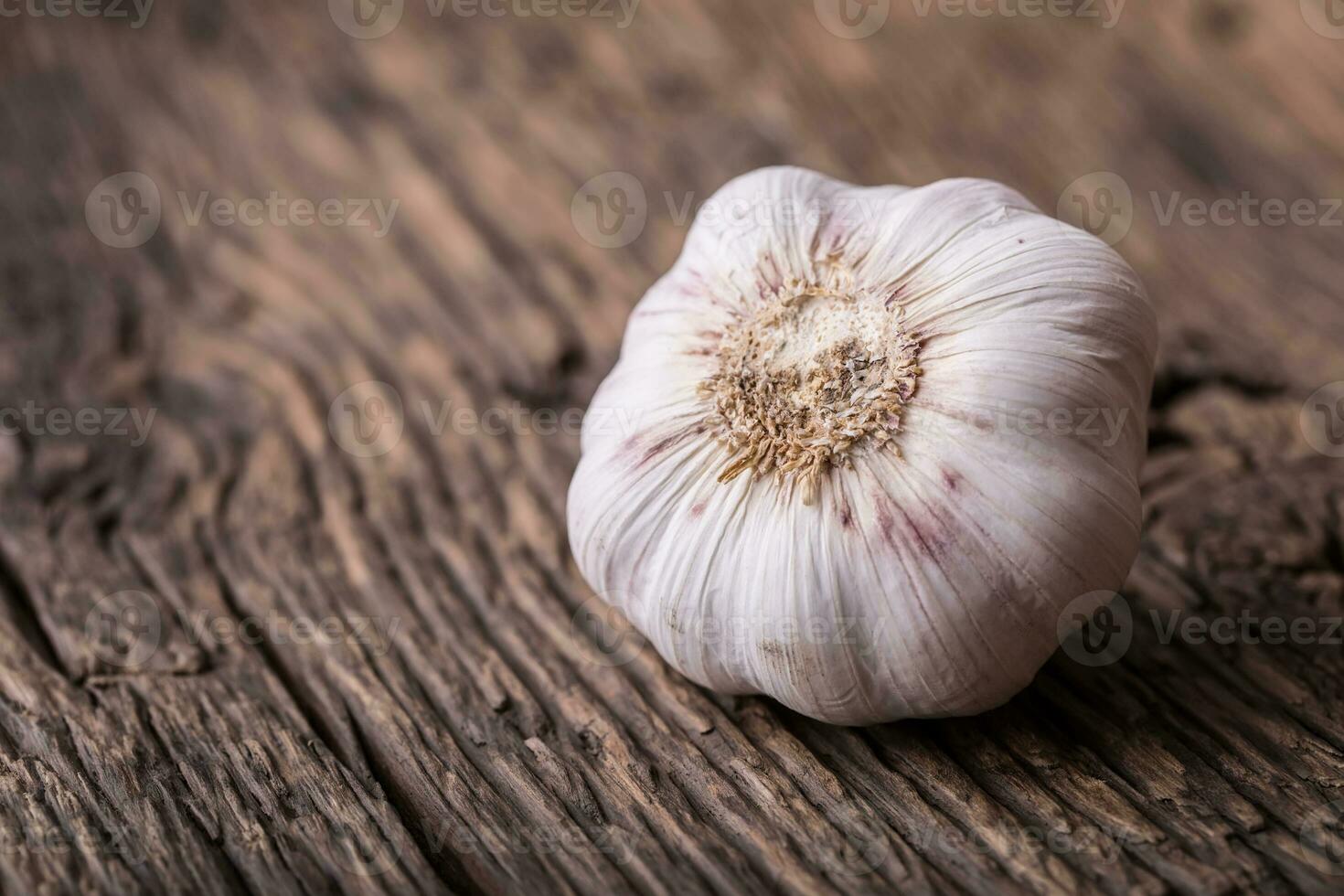 Ail. Ail clous de girofle et Ail ampoule sur ancien en bois table photo