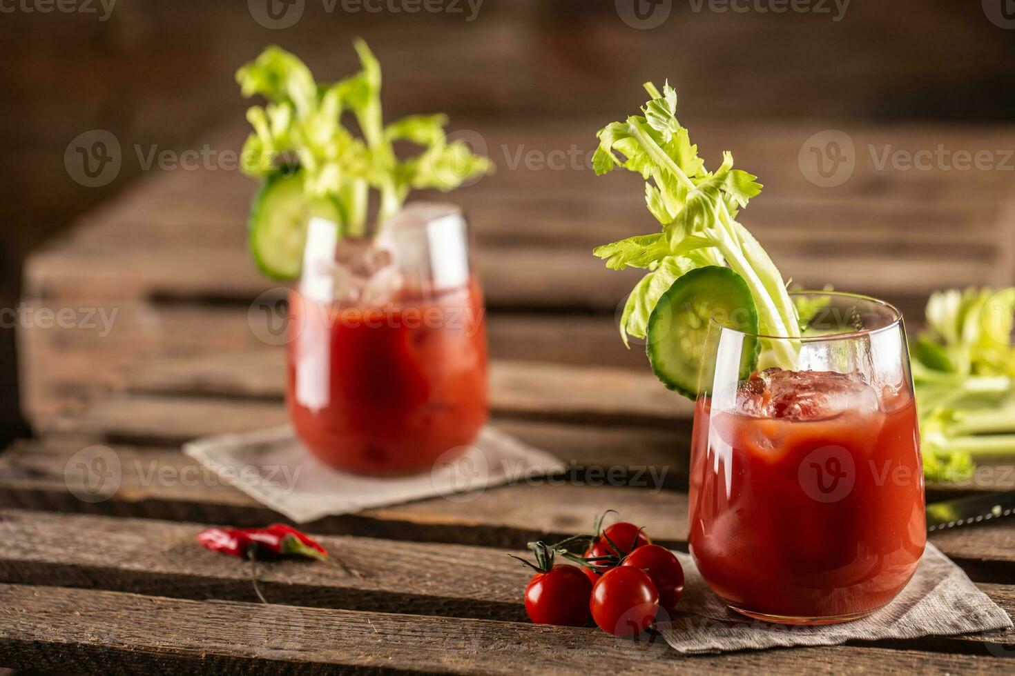 sanglant ou vierge Marie cocktail servi dans une tasse avec céleri des bâtons et Cerise tomates photo