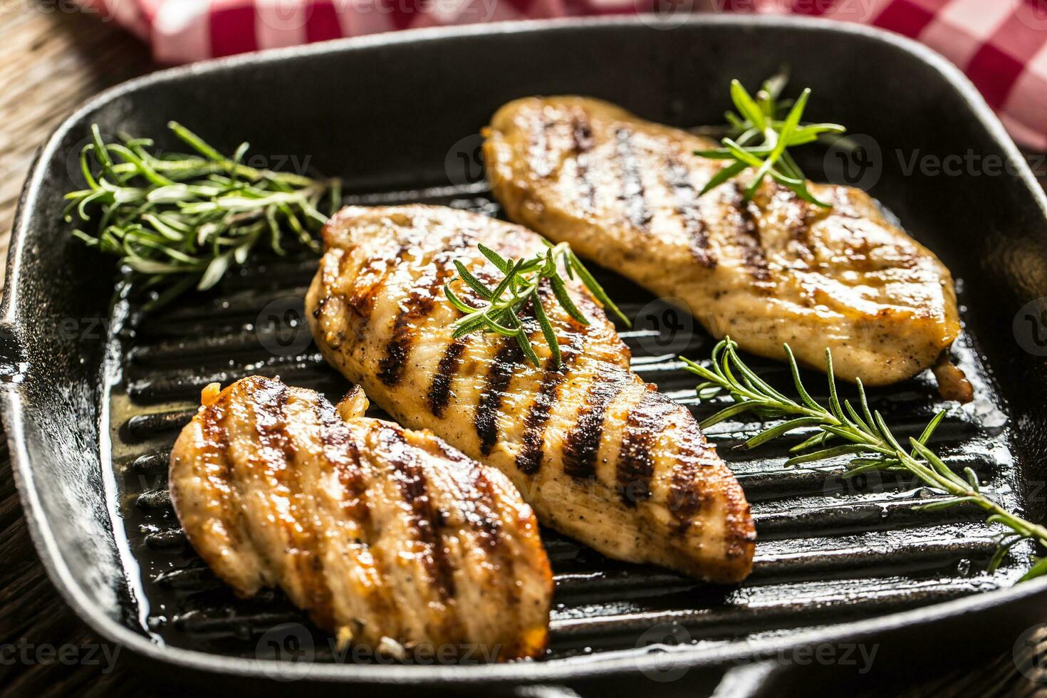 grillé poulet Sein dans gril la poêle avec herbes. photo