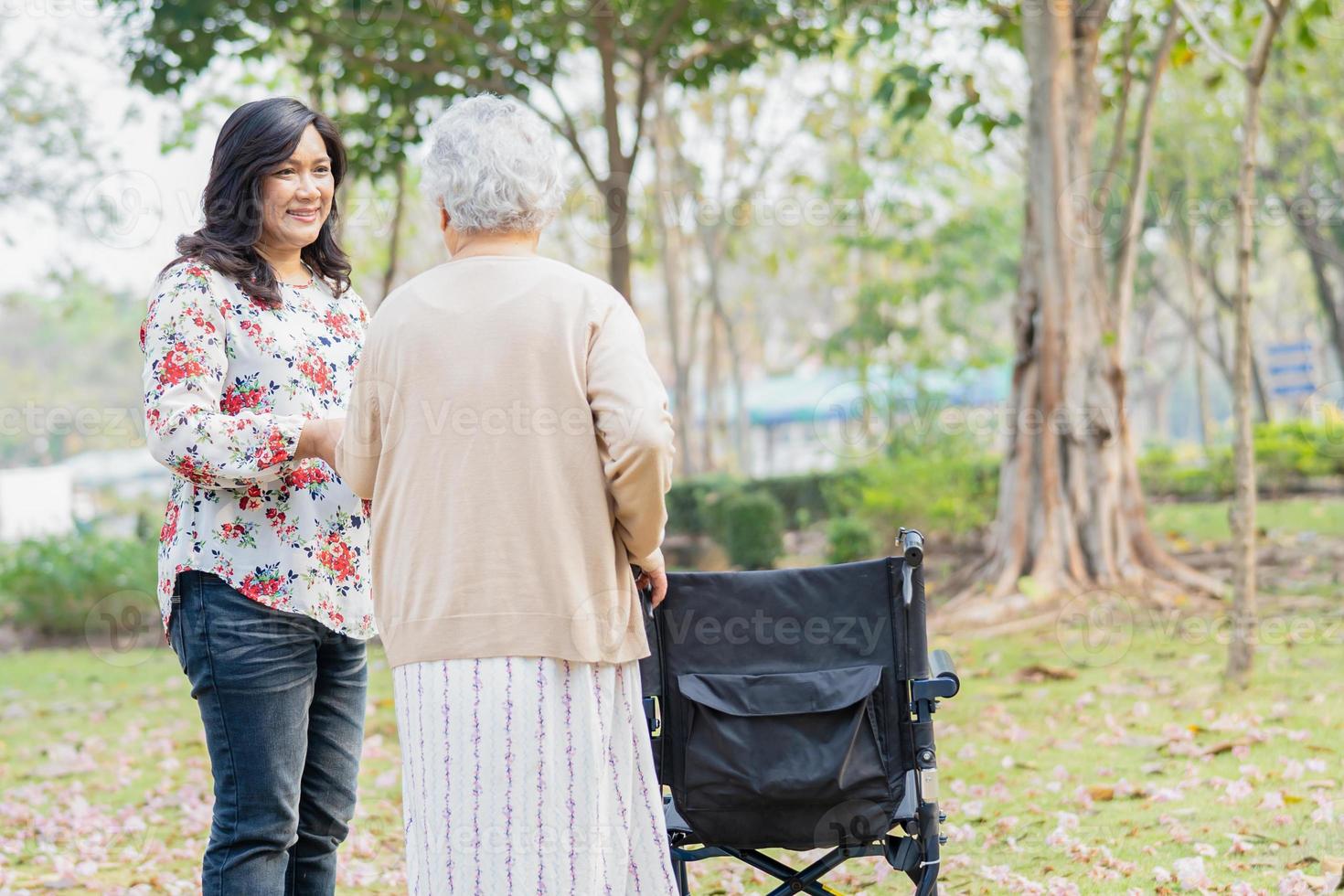 patiente asiatique âgée ou âgée vieille dame sur fauteuil roulant dans le parc, concept médical solide et sain. photo