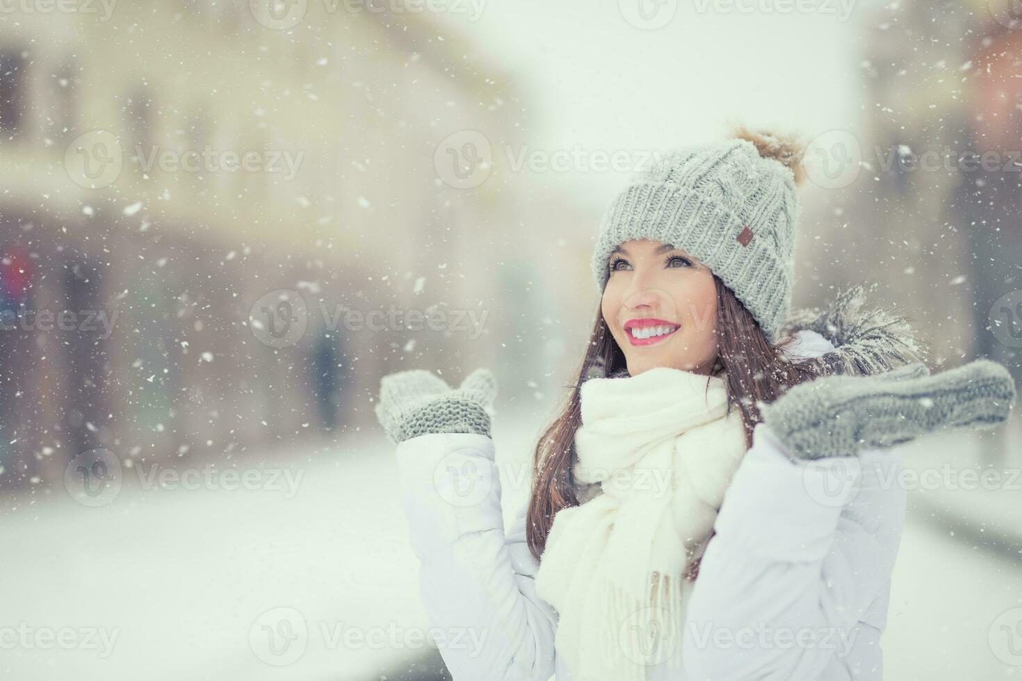 magnifique souriant Jeune femme dans chaud vêtements. le concept de portrait dans hiver neigeux temps photo