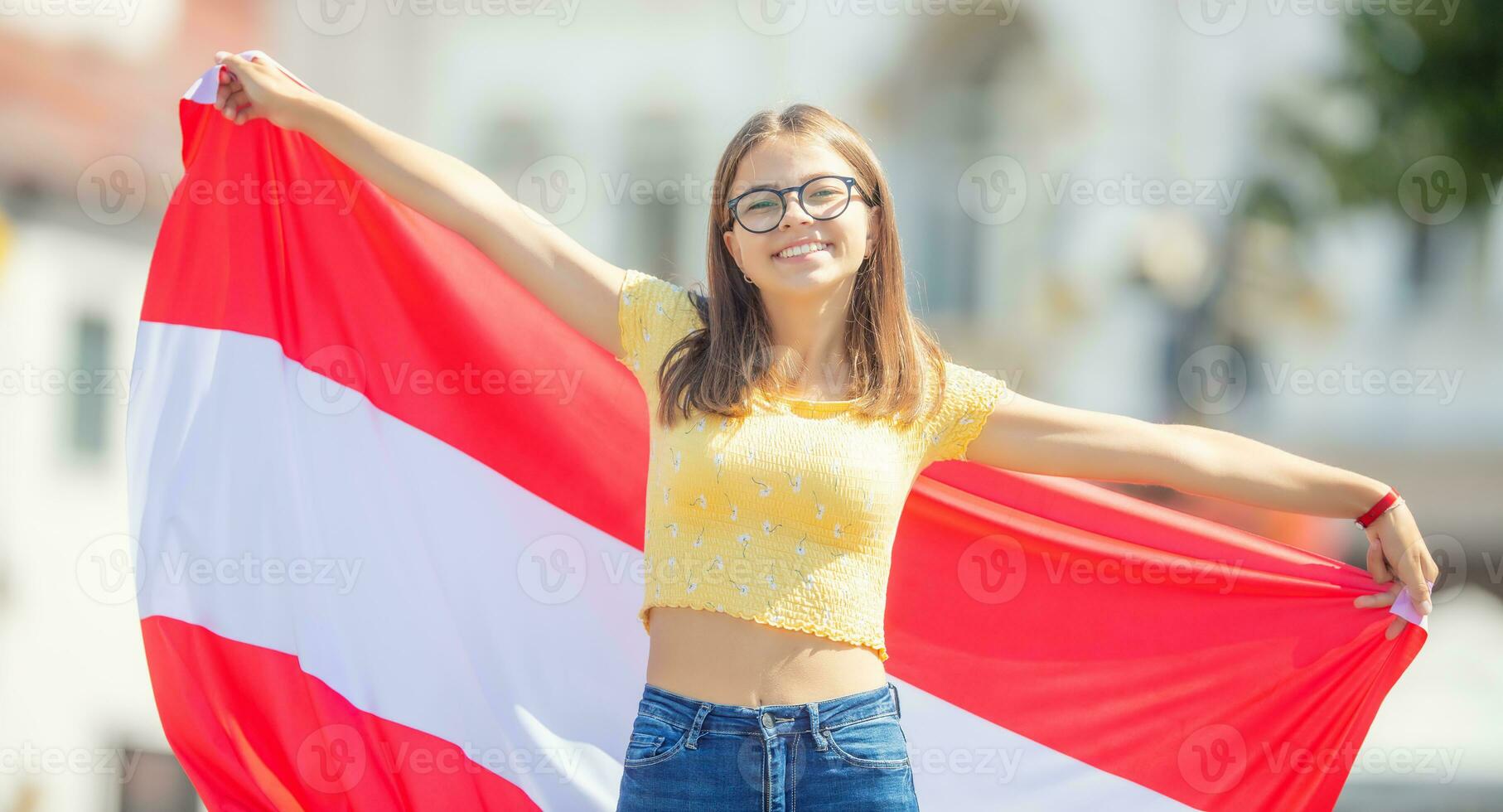 attrayant content Jeune fille avec le L'Autriche drapeau photo