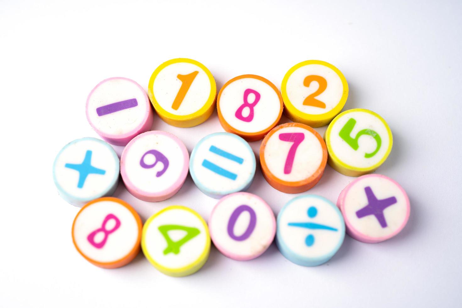 fond coloré de nombre de maths, concept d'enseignement d'apprentissage de mathématiques d'étude d'éducation. photo