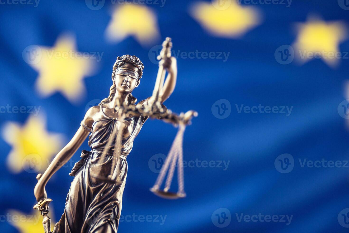 Dame Justice et européen syndicat drapeau. symbole de loi et Justice avec UE drapeau photo