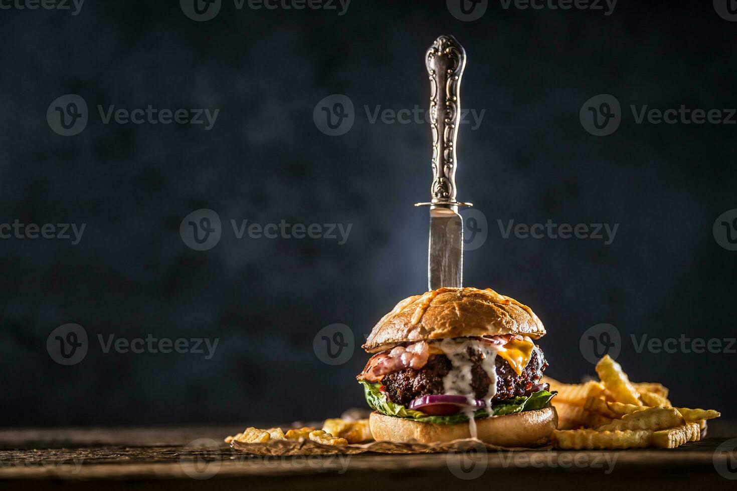 fermer Accueil fabriqué du boeuf Burger avec couteau et frites sur en bois table photo