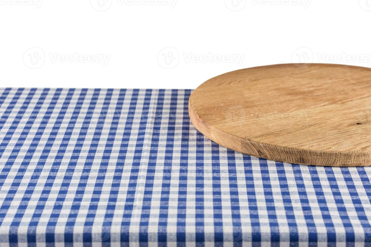 vide en bois Pizza planche sur bleu à carreaux nappe de table. photo