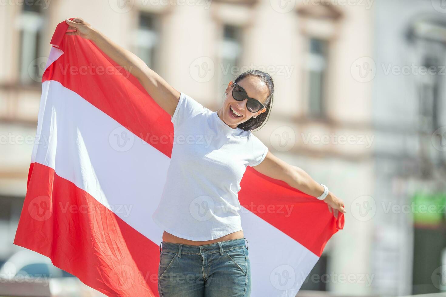 Jeune femme en plein air détient une drapeau de L'Autriche, souriant photo