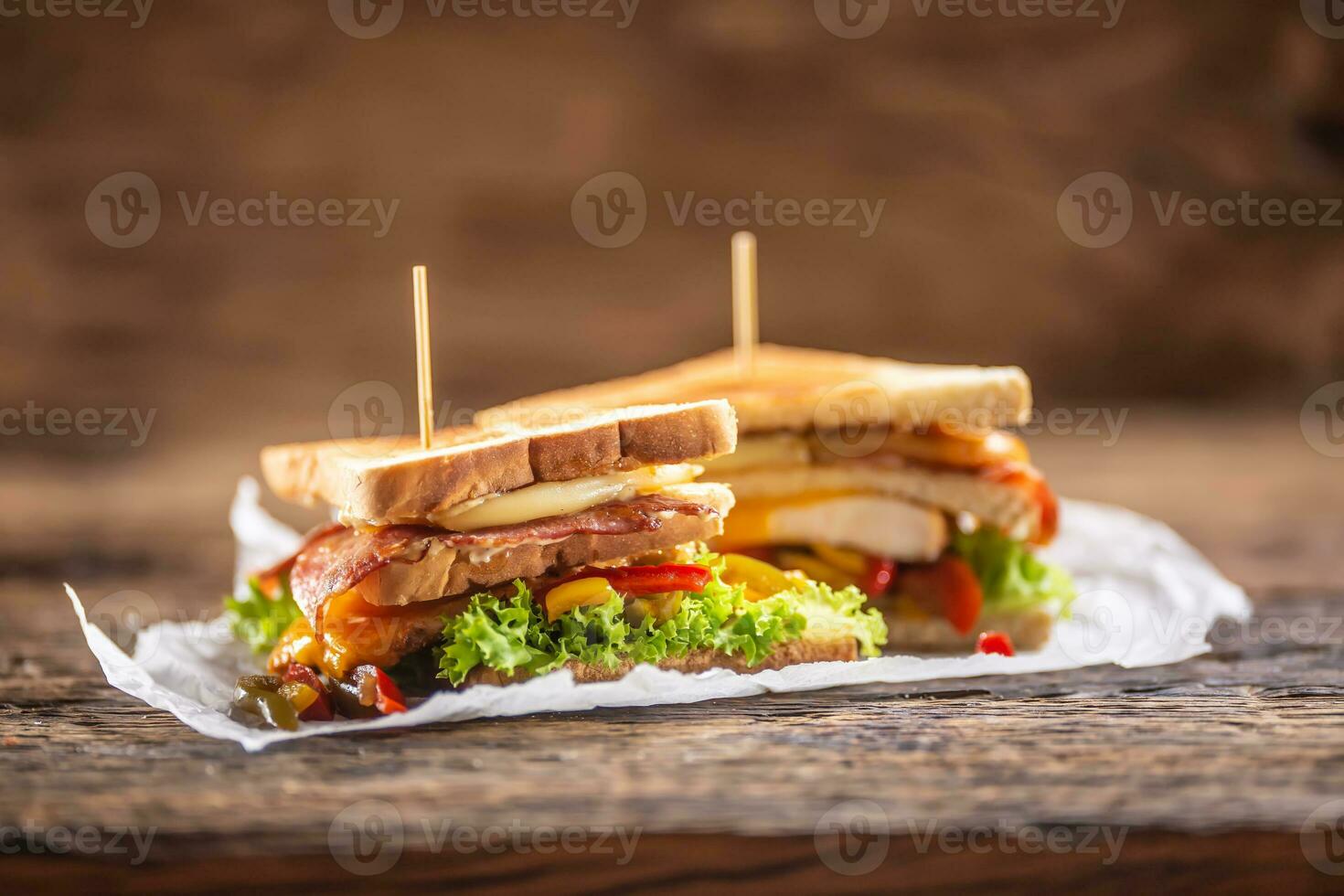 club sandwich sur une rustique table sorcière poulet, bacon, poivre et salade. photo