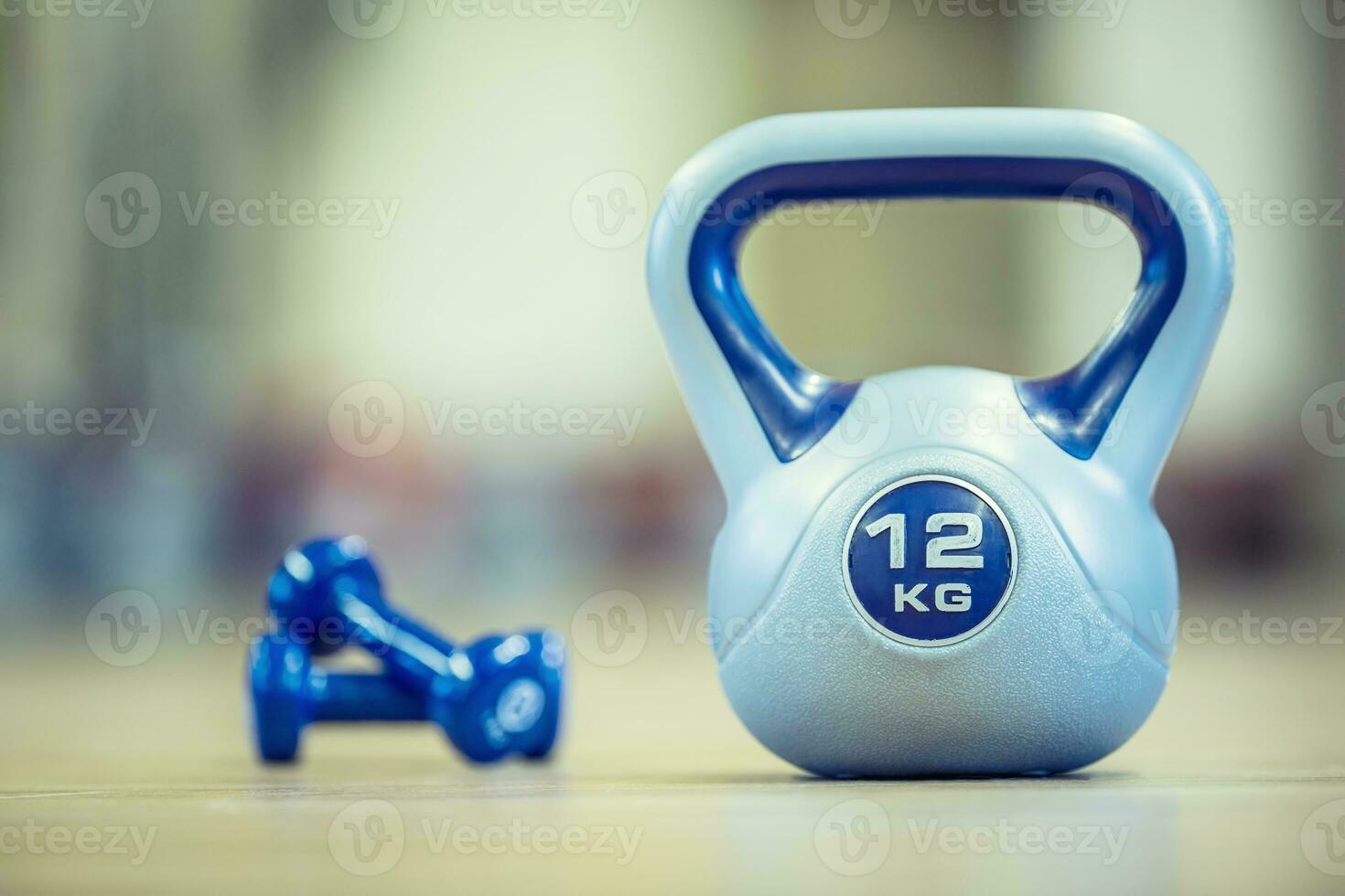 kettlebell dans Gym sur en bois sol. photo