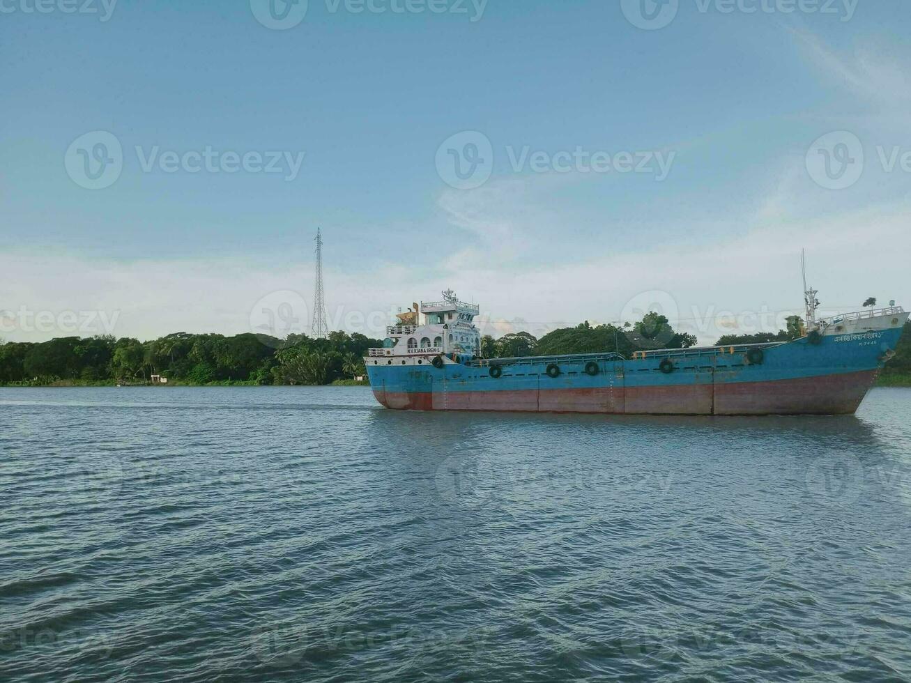 navire sur le rivière photo