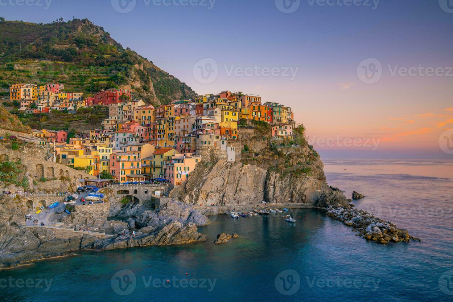 coloré paysage urbain de bâtiments plus de méditerranéen mer, L'Europe , cinque terre dans Italie photo