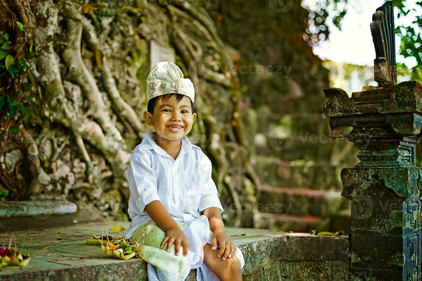 peu fille dans traditionnel thaïlandais vêtements photo