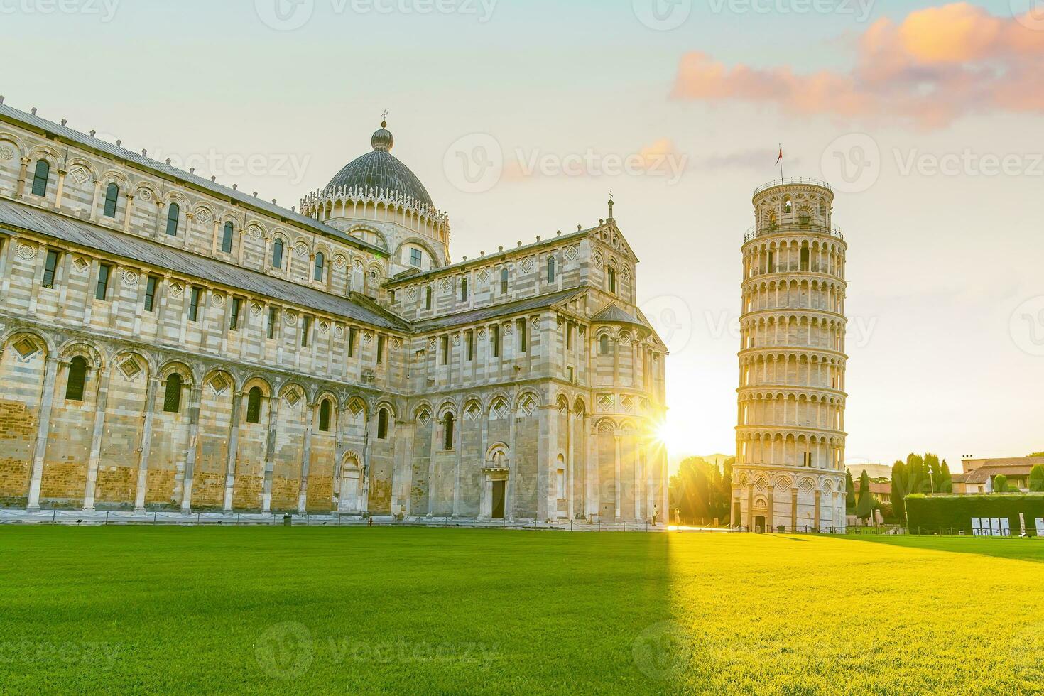 le penché la tour dans pise, Italie lever du soleil photo