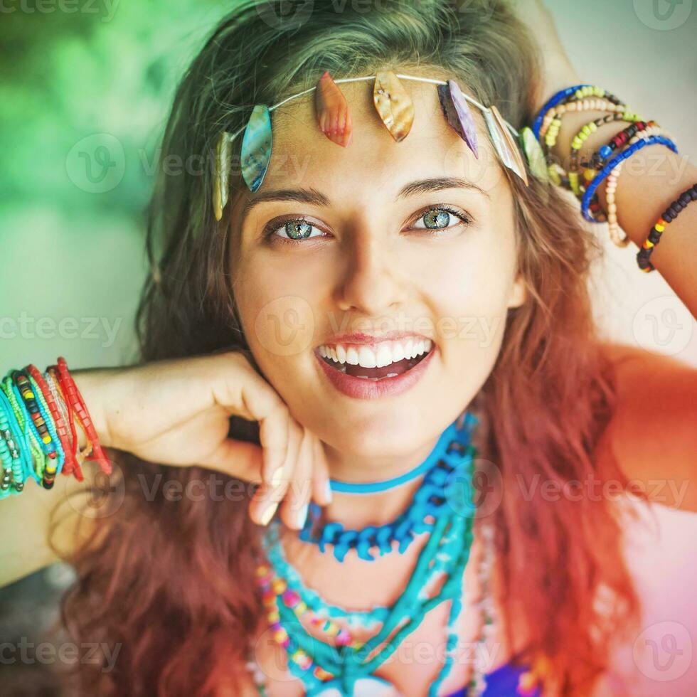 une femme avec coloré bijoux et une Bandeau photo