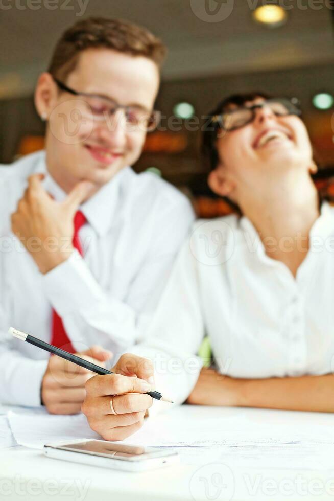 une homme et une femme séance à une table photo