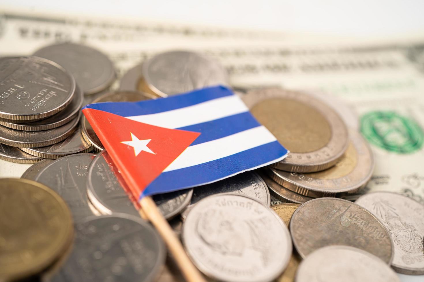 pile de pièces de monnaie avec le drapeau de cuba sur fond blanc. photo