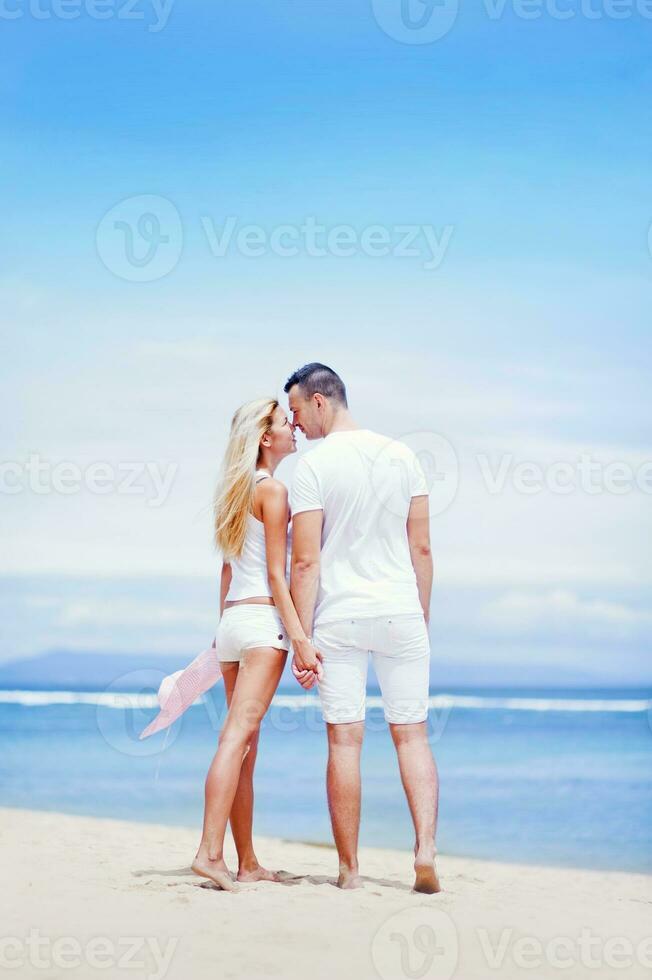 couple heureux sur la plage photo