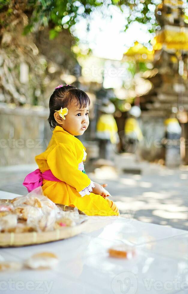 peu fille dans traditionnel thaïlandais vêtements photo