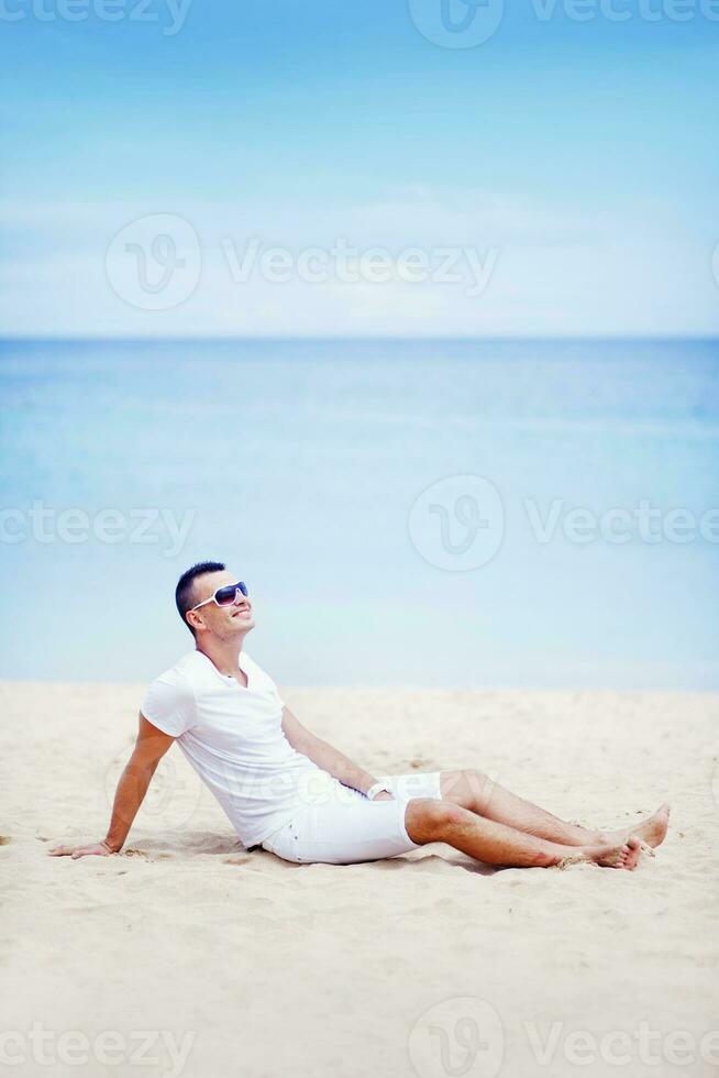 homme portant blanc à le plage photo