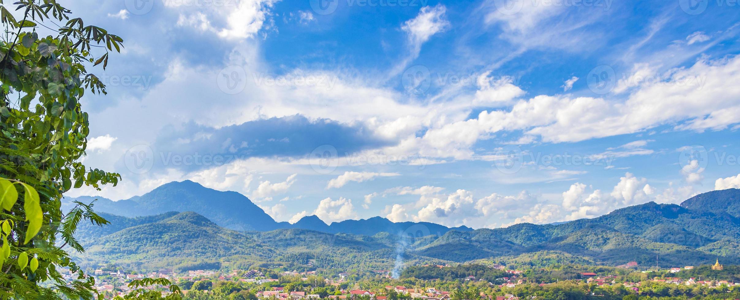 ville de luang prabang au laos paysage panorama avec chaîne de montagnes. photo