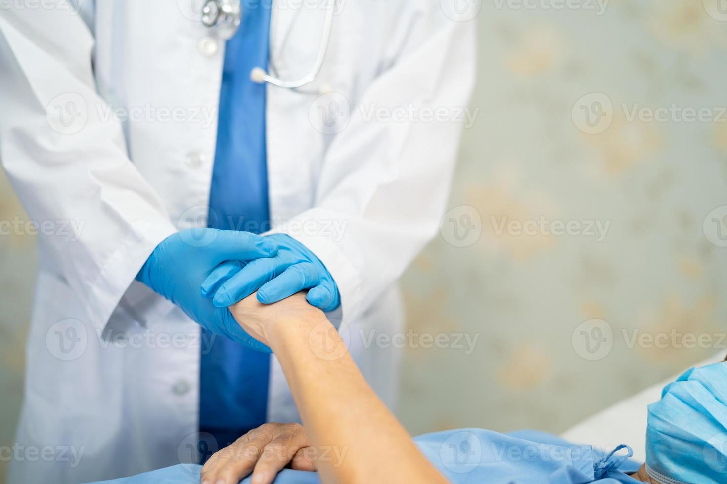 un médecin asiatique portant un costume ppe nouvelle normal pour vérifier le patient avec un masque protéger l'infection de sécurité épidémie de coronavirus covid-19 dans le service de l'hôpital de soins infirmiers de quarantaine. photo