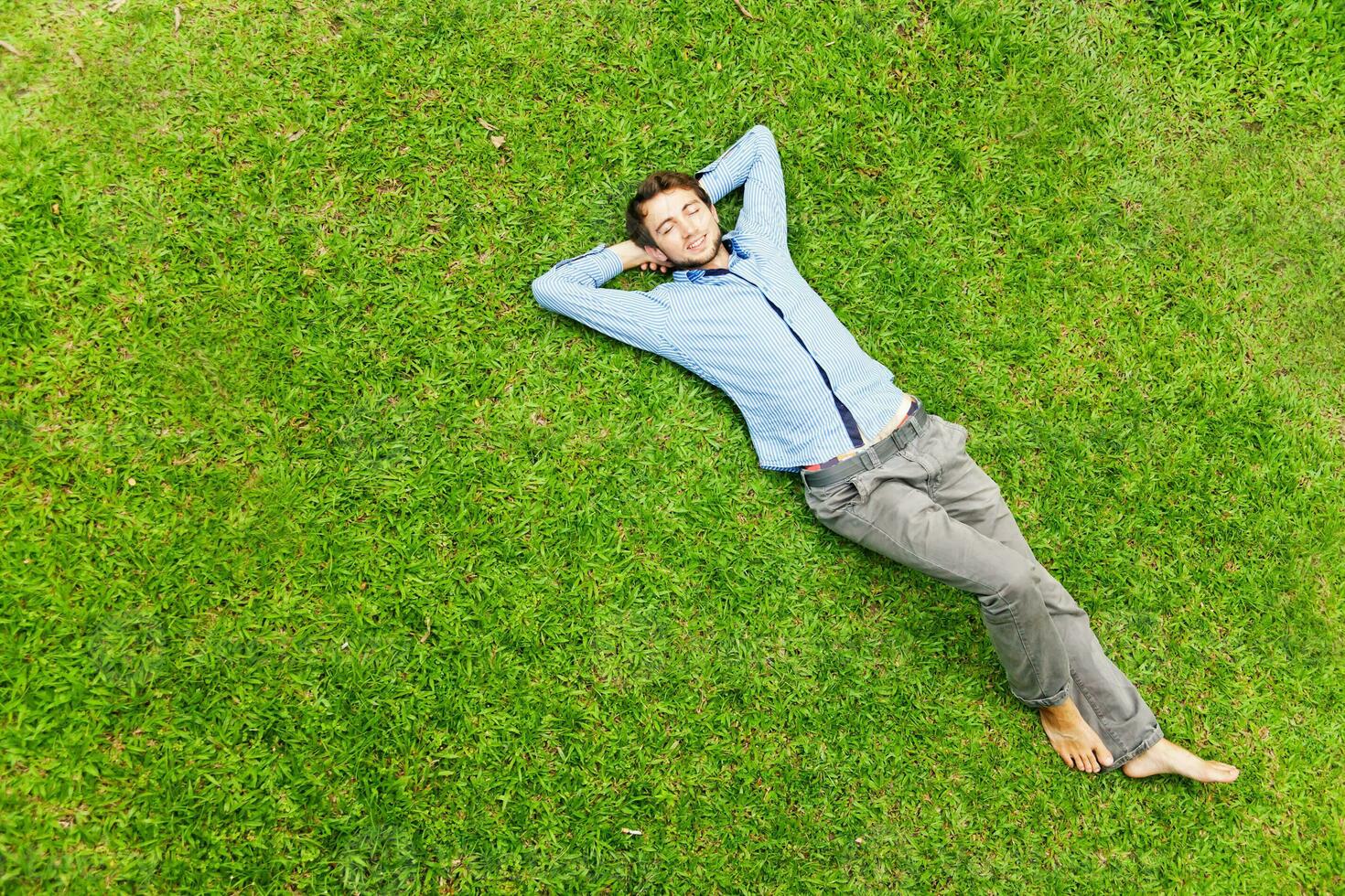 homme pose sur le herbe photo