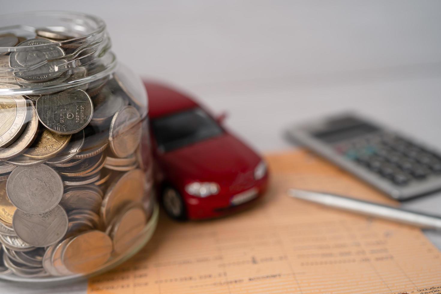 voiture avec des pièces de monnaie dans un bocal en verre prêt de voiture, finance, économiser de l'argent, banque, assurance et concepts de temps de location. photo